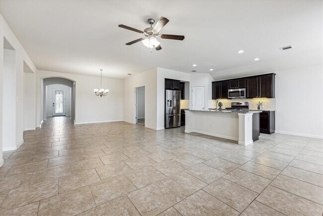 Building Photo - 6805 Leonardo Dr