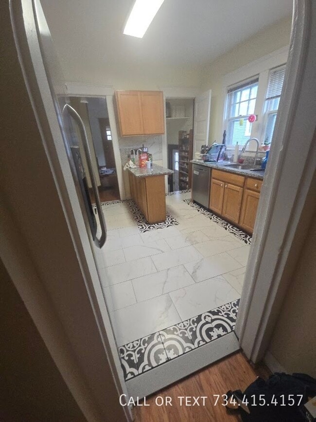 Building Photo - 818 Packard St