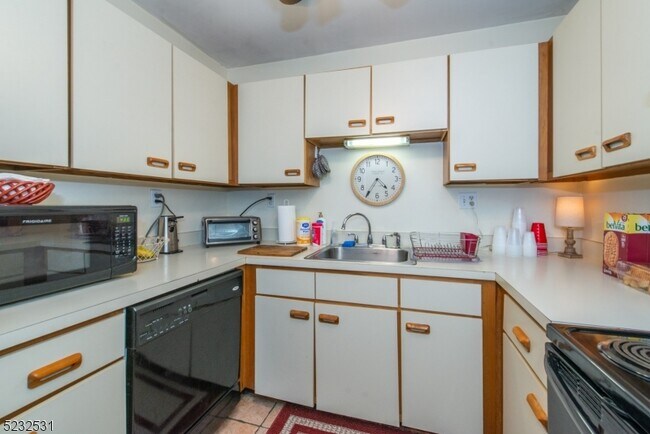 Building Photo - 305 Federal Hill Rd