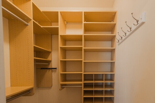 Building Photo - 1527 N Hudson Ave