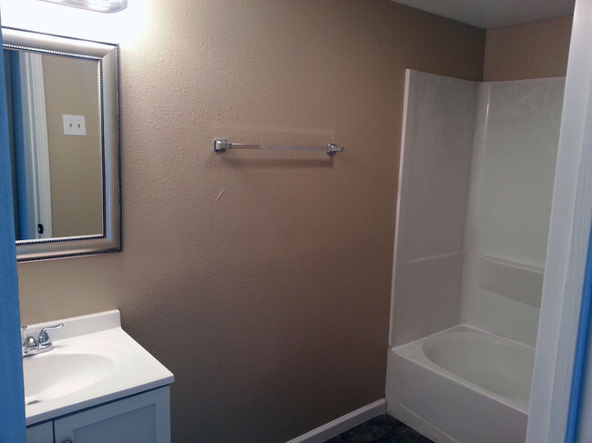 Bathroom - 1011 Memorial Parkway