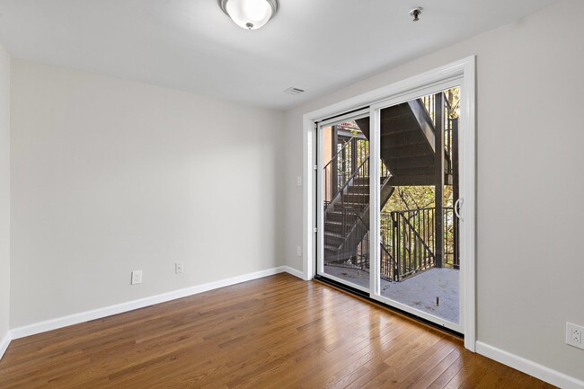 Building Photo - 513 Monroe St