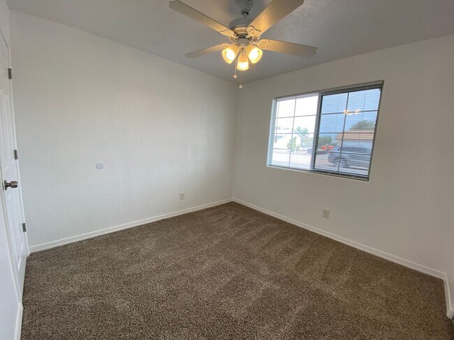 Building Photo - Great 3 Bedroom Home in Golden Valley on Pavement!
