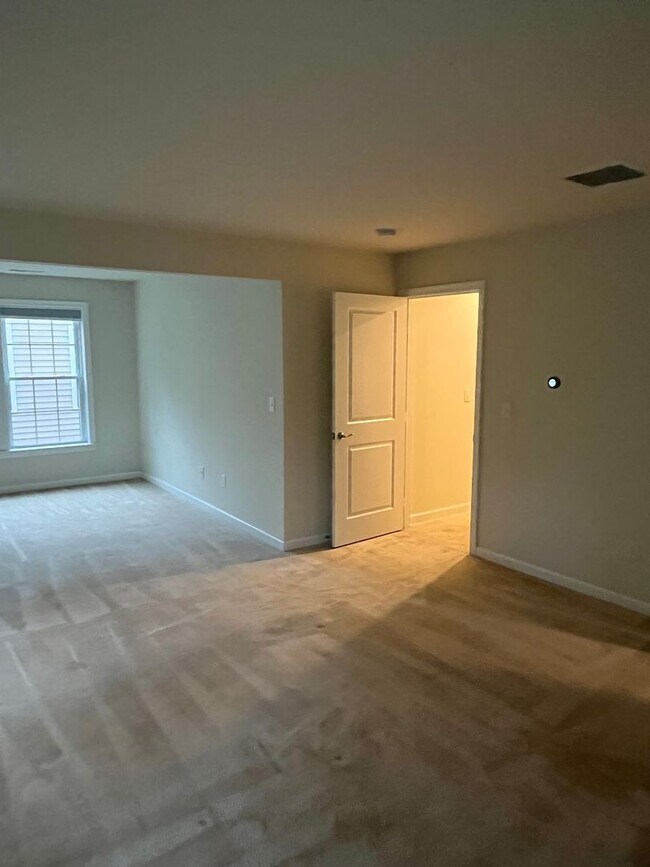 Building Photo - Large Executive 5 Br 3.5 Bath Home in Weym...