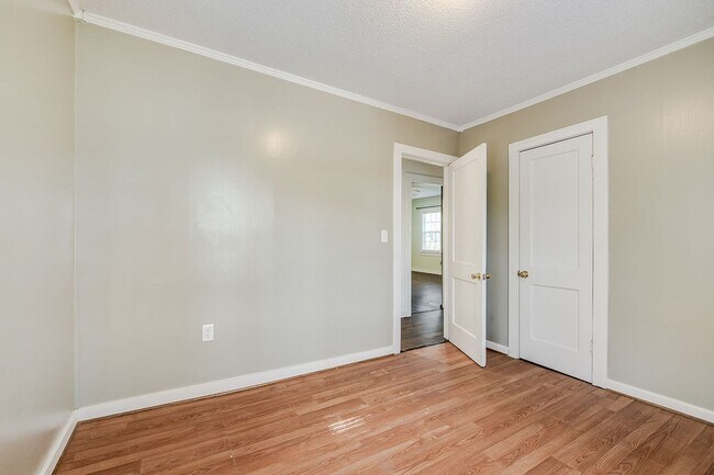 Building Photo - Spacious 3BR Home in Newington – Quiet Living with Room to Enjoy