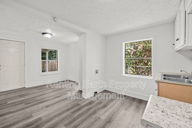 Building Photo - 1134 Oak St