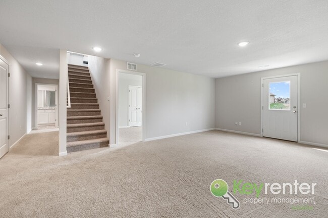 Building Photo - 5 Bedroom 3 Bath Home close to schools and shopping!