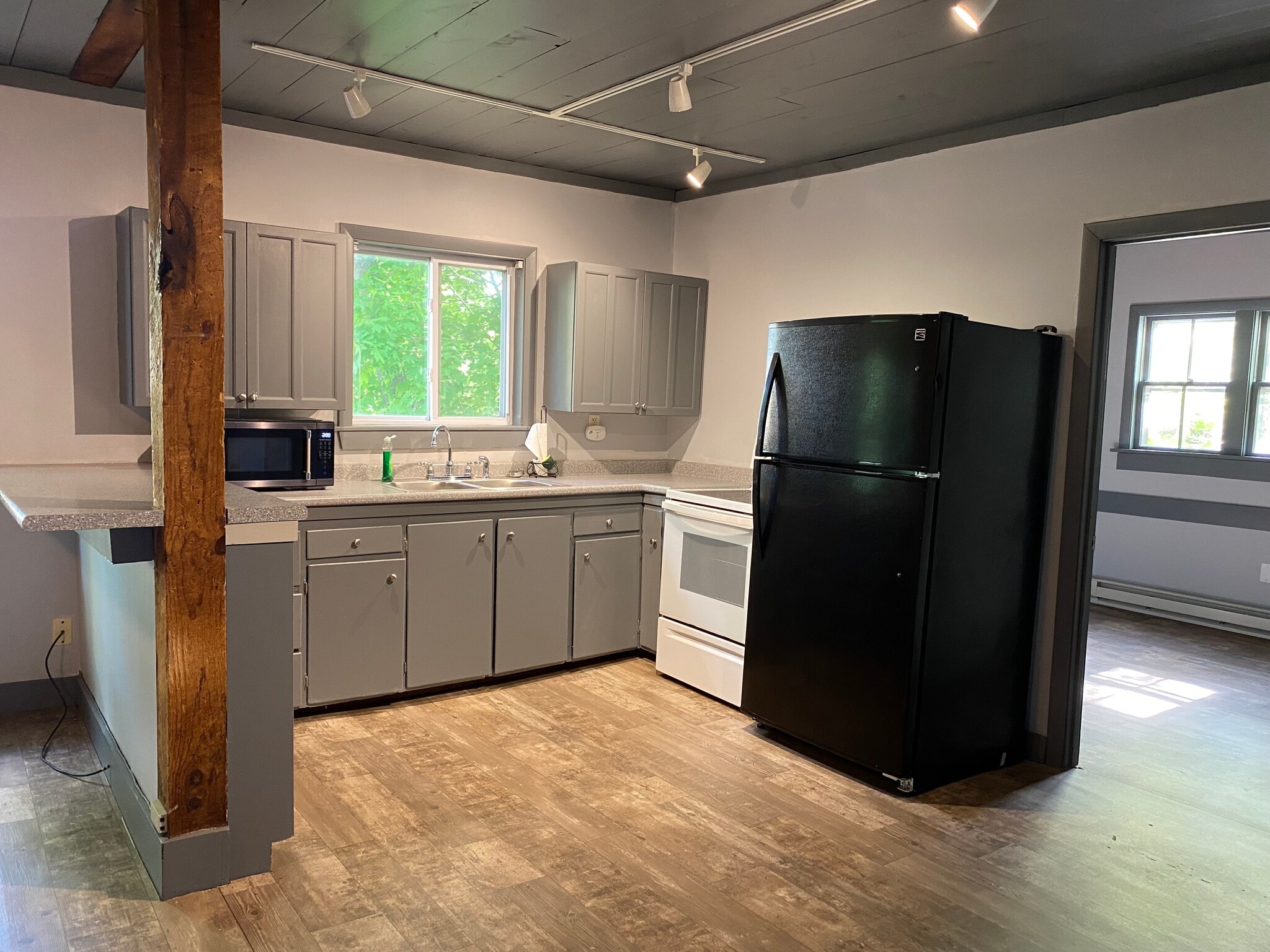 Building Photo - 95 Hall Ave