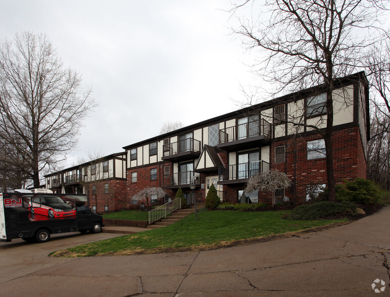 River Knolls Apartments 210 N Main St Munroe Falls OH 44262