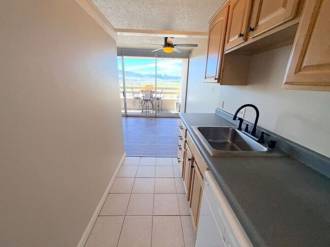 Building Photo - Reno Highrise Condo - Mountain & City Views