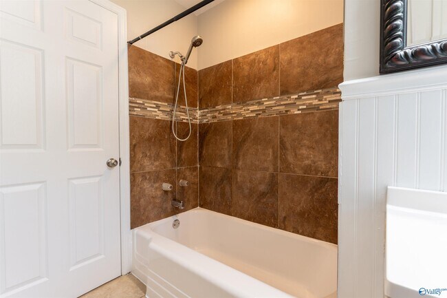 Building Photo - 425 Arthur St NW