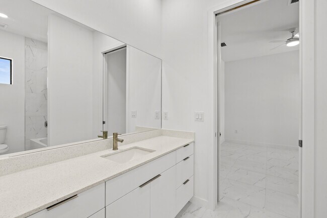 Building Photo - 3927 NW 40th Terrace