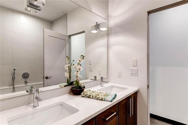 Building Photo - Luxurious 4-bedroom Townhome