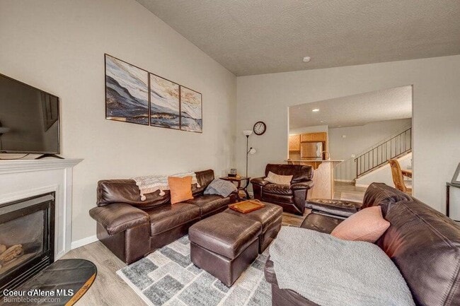 Building Photo - Beautiful Updated 3 Bedroom Condo with A/C, Garage & Fireplace in Forsythia Place!
