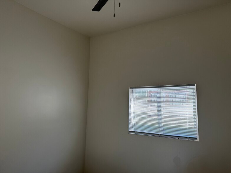 Building Photo - 2820 Vineyard Ave