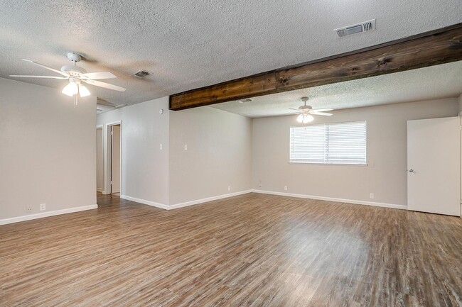 Building Photo - Charming Home located in the heart of Burleson!