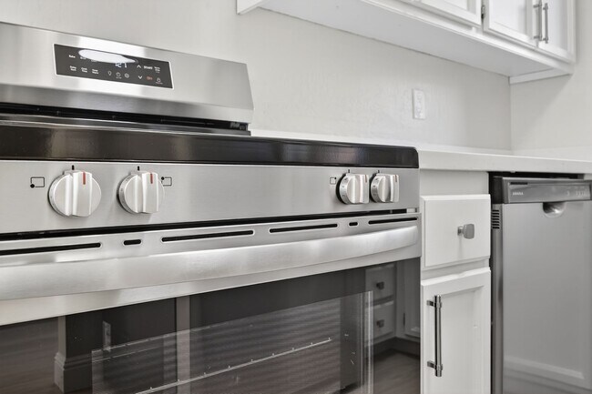 Building Photo - Newly Renovated 3/2.5 bath End-Unit Townhome with Vaulted Ceilings – Minutes to I-680 & Downtown!