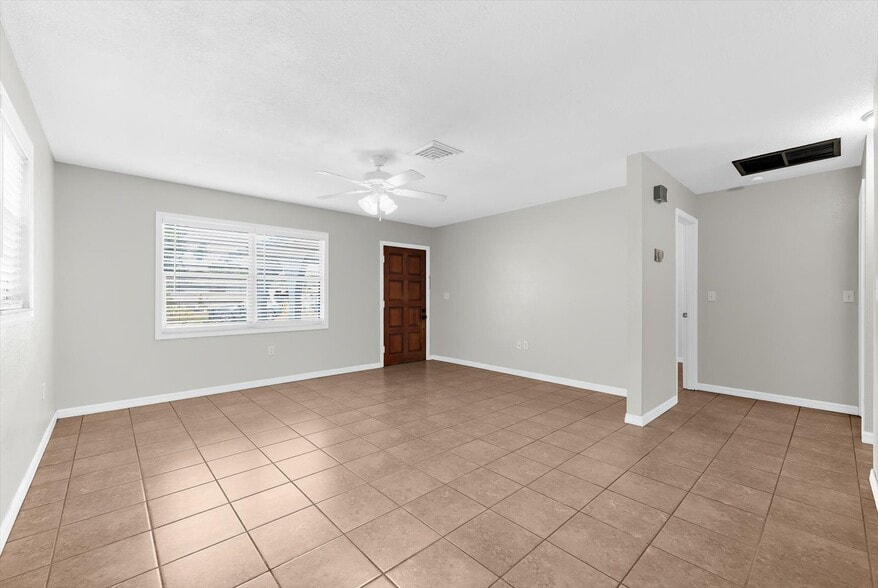 Building Photo - 906 66th Ave W