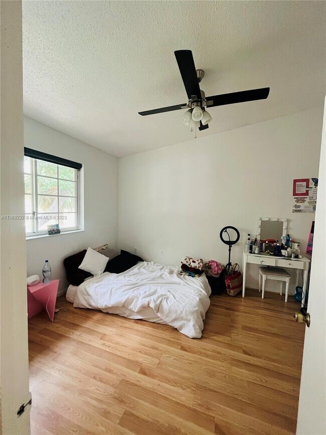 Building Photo - 3221 Sabal Palm Manor