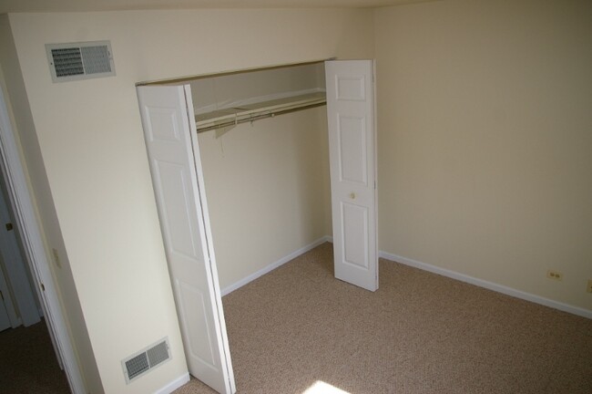 Building Photo - 315 Creekside Dr