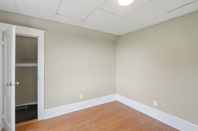 Building Photo - 387 Grove St