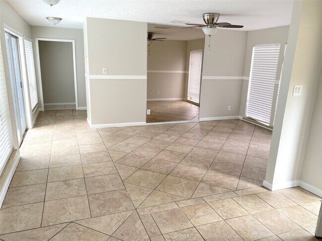 Building Photo - 14934 Elmont Dr
