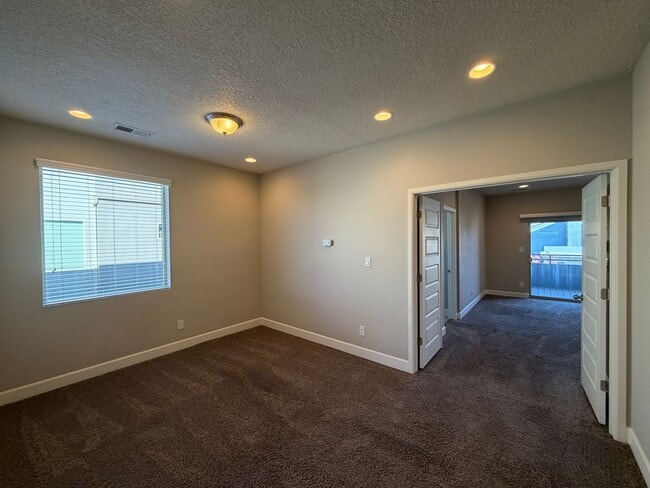 Building Photo - 3 Bedroom Townhome Near Juan Tabo Blvd SE & Four Hills!