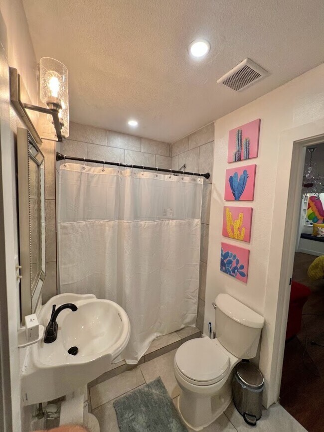 Jack/Jill Bathroom - 1921 Sacramento