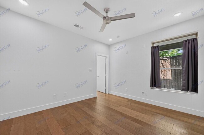 Building Photo - 4413 Roseland Ave