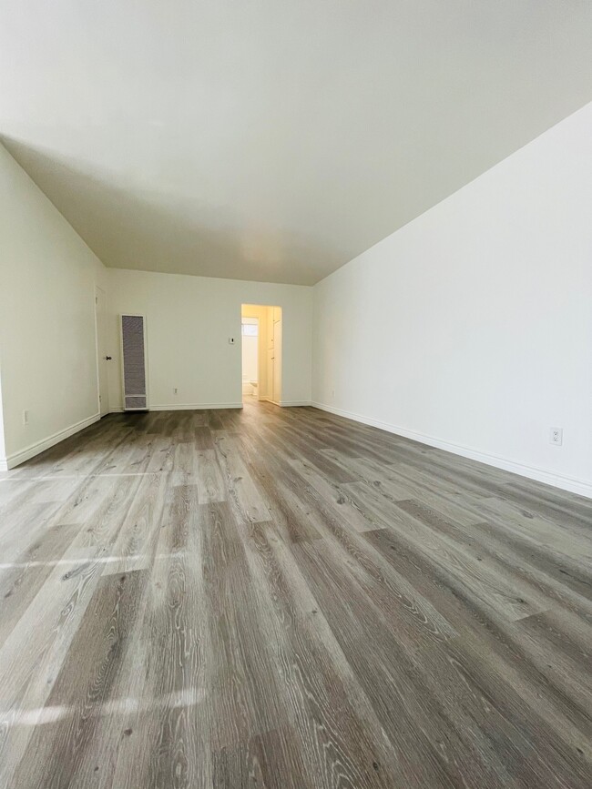 Building Photo - 5635 Laurel Canyon Blvd