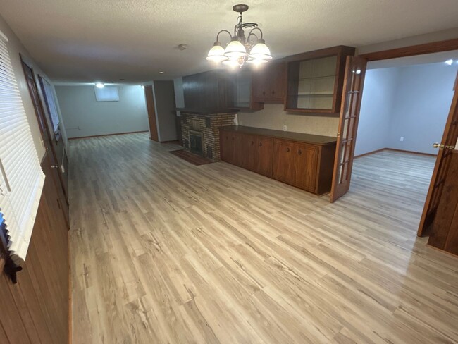 Building Photo - Charming 4-Bedroom 2 Bathroom Home in Whit...