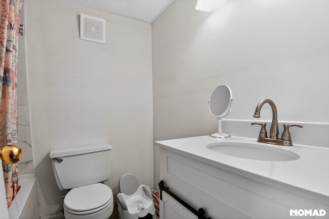 Building Photo - Charming 2BR Condo in Daytona Beach