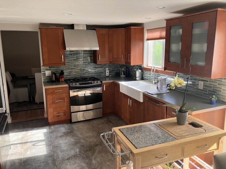 Building Photo - 6852 S High St