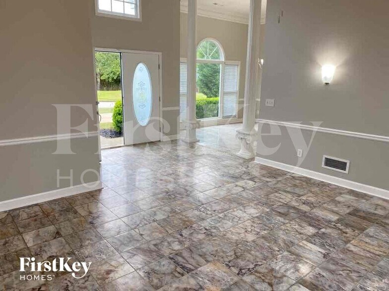 Building Photo - 1020 Forest Hills Dr SE