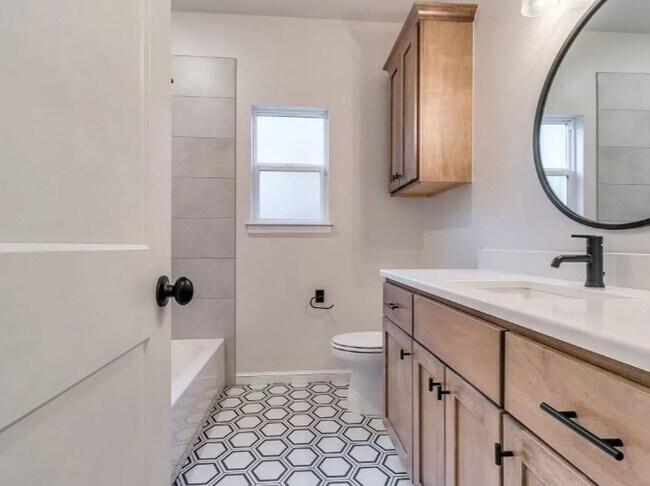 Building Photo - Model Home in East Edmond + 3 bedrooms + B...