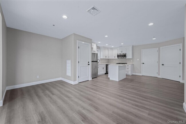 Building Photo - 110 School St