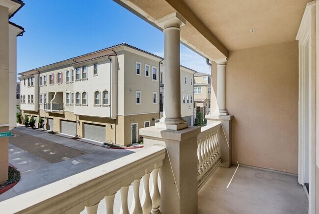Building Photo - 8874 Promenade N Pl