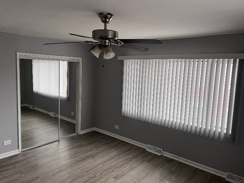 Building Photo - 5055 W Gladys Ave