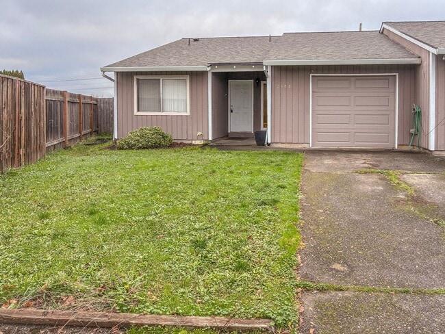 Building Photo - Hillsboro Duplex- 2 Bedroom 1 bathroom with fenced in yard available !