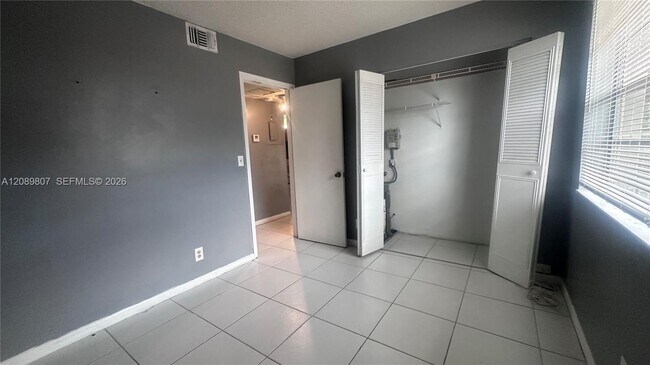Building Photo - 821 Twin Lakes Dr