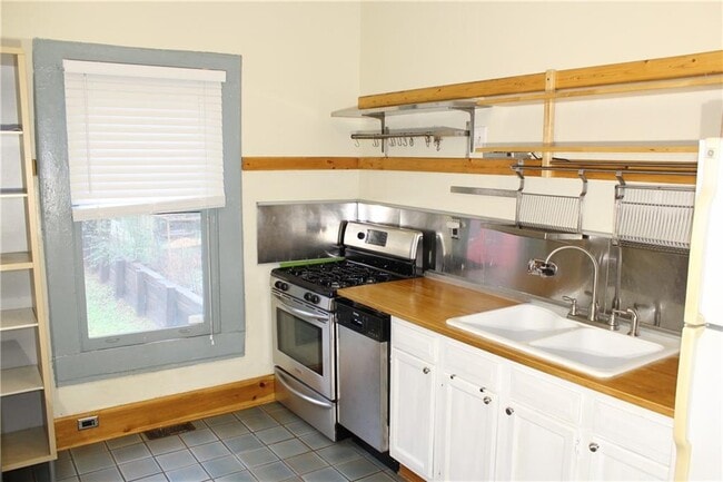 Building Photo - 1075 Manigault St SE