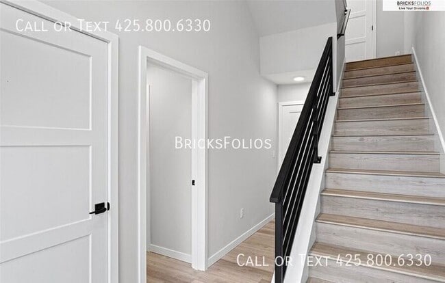 Building Photo - Move-In Ready Townhome with Ground Floor Suite & Views of Olympic Mountains