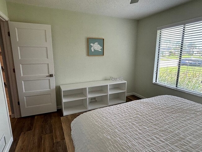 Building Photo - 30 Sea Harbor Dr W