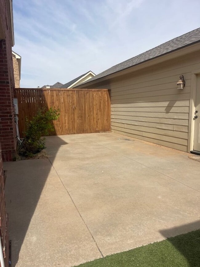 Building Photo - Duplex in South Lubbock