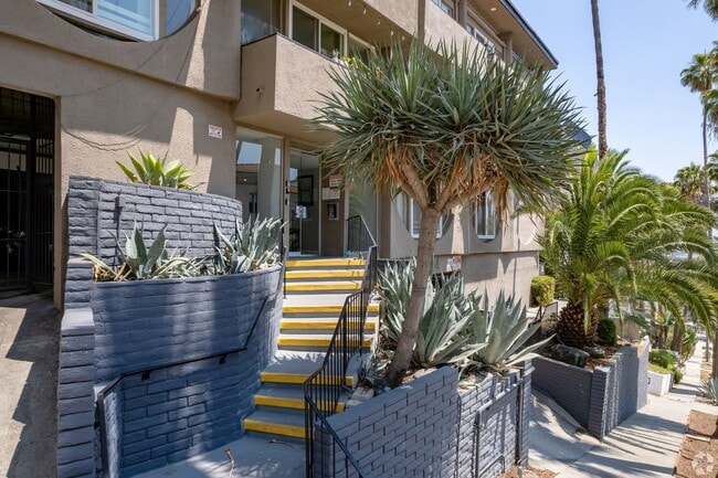 Building Photo - 1944 Whitley Ave.