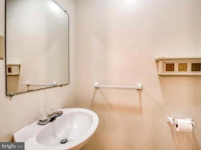 Building Photo - 211 Little River Dr