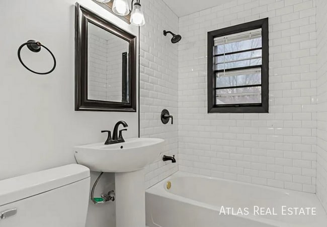 Building Photo - 4912 N Sycamore Dr