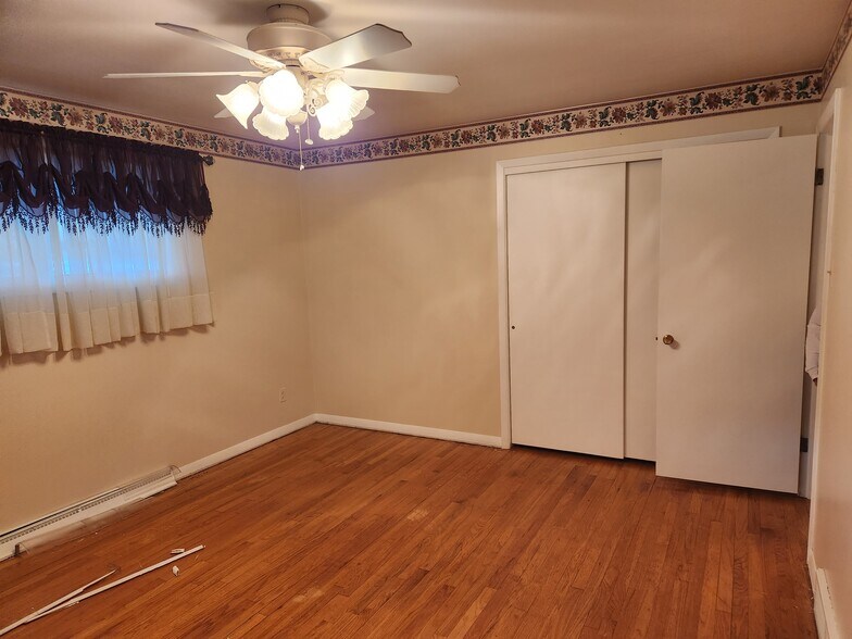 Building Photo - 518 E Walton Ave