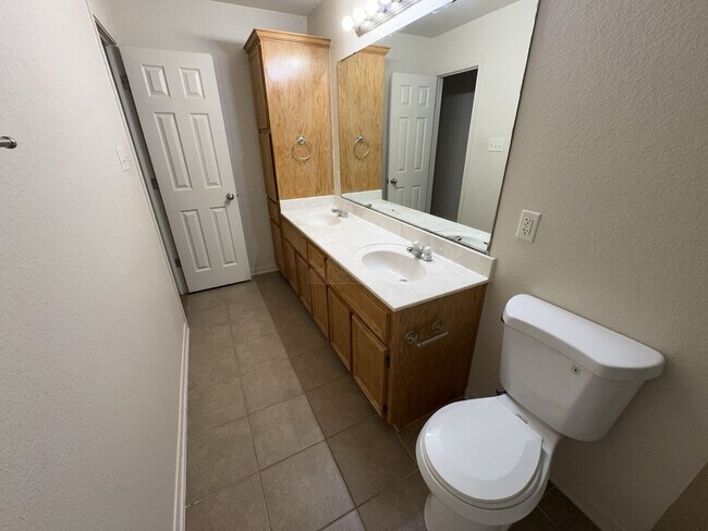 Building Photo - 1405 Cinch Dr