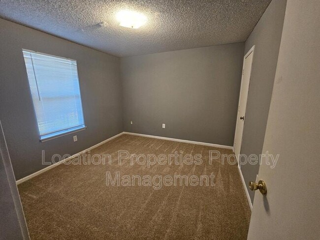 Building Photo - 3923 Overland Dr